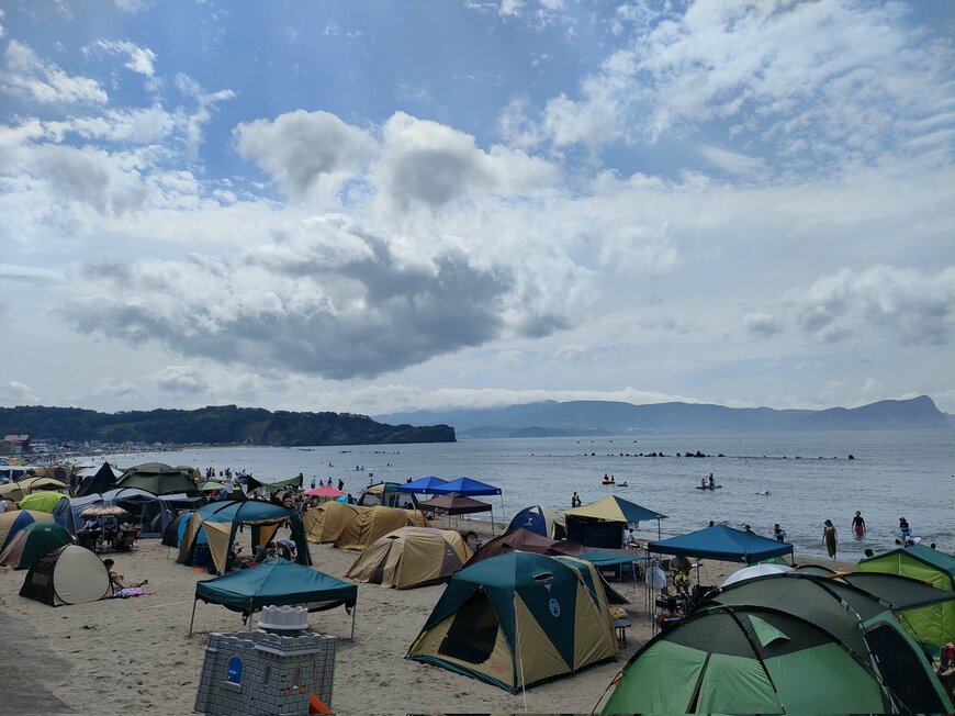 北海道では「海水浴キャンプ」が定番？テントで埋め尽くされたビーチの光景に驚きの声が続出