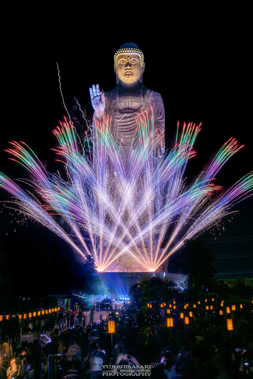 花火に囲まれた大仏