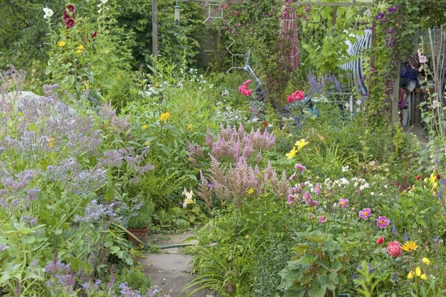 小道沿いに色とりどりの花が咲く、コテージガーデン