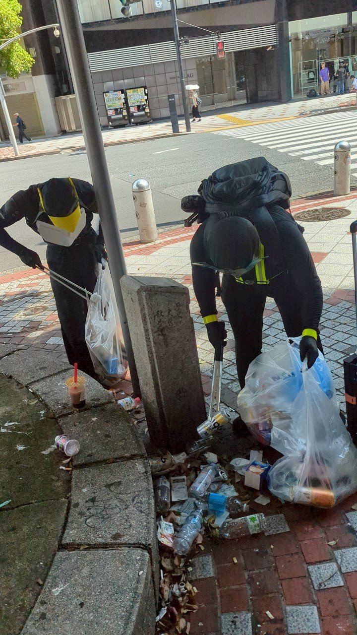 渋谷の歩道横のゴミ