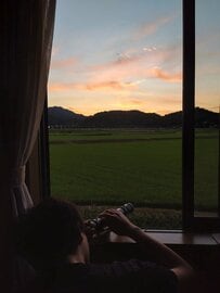 中3息子が覗く望遠鏡「何見よっとね？」　真剣な視線の先が「ばあちゃん」でほっこり
