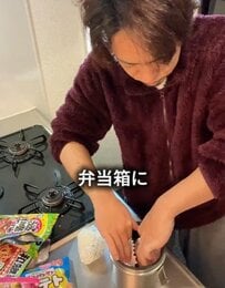 シングルファザーが子どもに作る〈愛情弁当〉寝坊した朝でも完成度が高い【冷食おにぎり弁当】が美味しそう