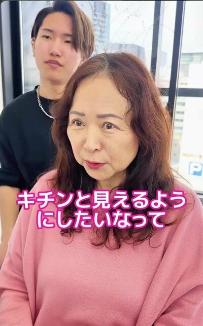 ゆるやかなウェーブのある、肩に届く茶色の髪の女性の来店時の様子（ビフォー）