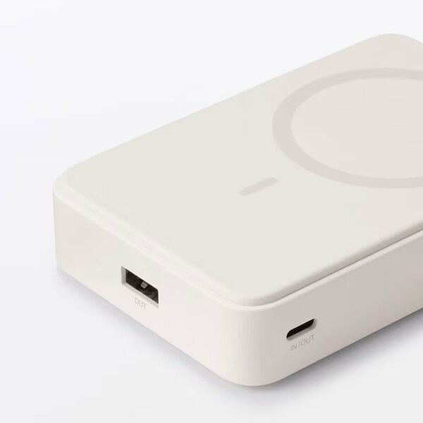 マグネットを使用せず充電も給電もできる
