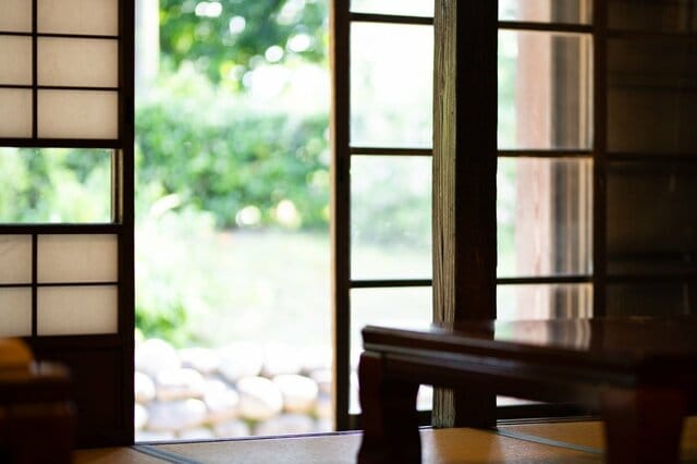 エアコンの配線を通すためにできた隙間　そこを埋めた予想外のアイデアに「シンデレラフィット」