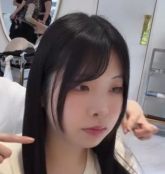 「軽めのレイヤーボブにしたくて…」お任せカットを希望のロングヘア女性→プロのカットで軽やかにスタイルチェンジ「みじかーい！！」