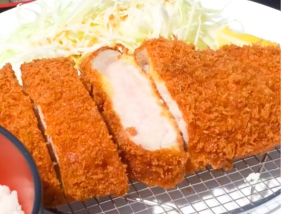 千葉県の道の駅で味わう「ロースかつ定食」！衝撃の厚みに「肉厚ジューシー」「シンプルにうまい」と絶賛