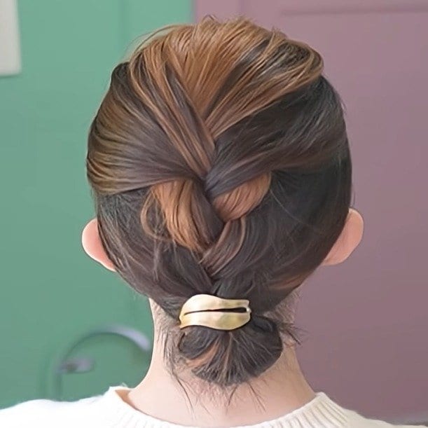 【後頭部ふんわり】大人の三つ編み「ポコポコヘアアレンジ」　40代50代にもおすすめの“短い髪でも出来る”簡単まとめ髪に「シンプルで上品ですね」の声