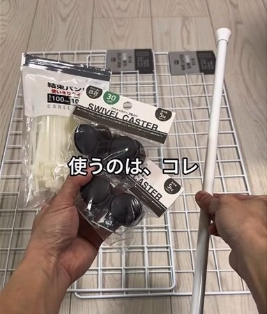 【100均DIY】セリアの〈ワイヤーネット〉で絡まるハンガーをスッキリ解決！「これ作りたい」と称賛の声