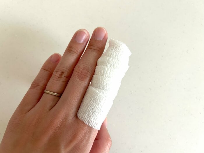 商品パッケージのように、指に巻いてみました