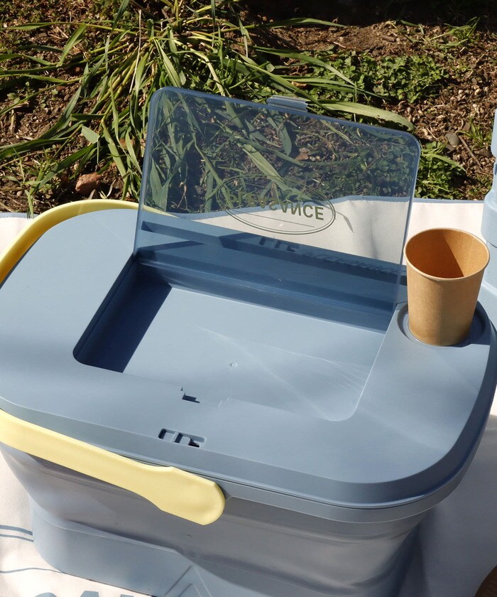 テーブル面にはスマホやタブレットを立て掛けられる溝が付いている