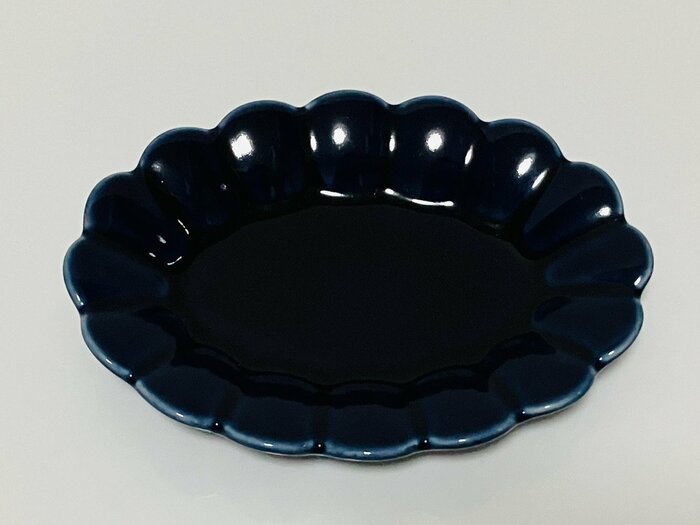 受け皿として110円（税込）で購入した「一花楕円皿」