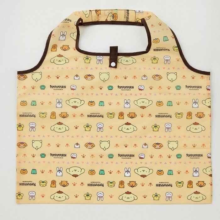 薄黄色の生地に様々なポーズのポムポムプリンやお友達がデザイン