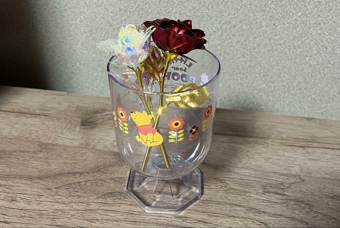 ニトリのクリア足つきコップ/プー、筆者撮影の商品写真
