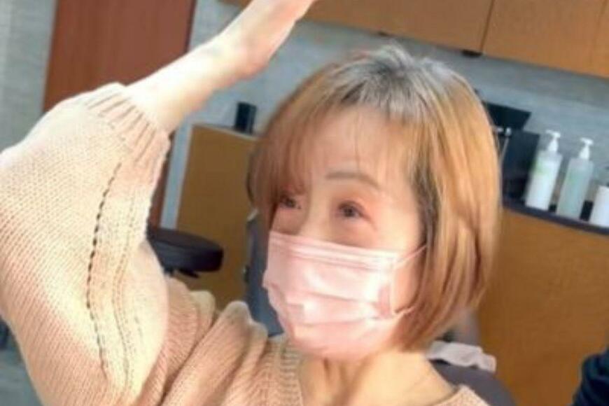 「白髪染め卒業」白髪に悩む女性　白髪の魅力を引き出すアフターに大変身！