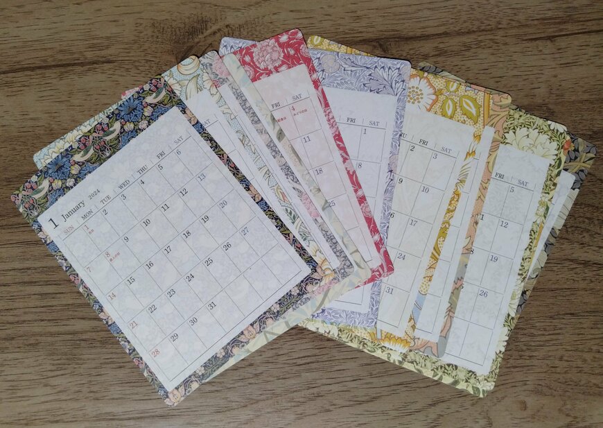 筆者撮影（セリア、シートシールカレンダー 大サイズ マスターピースコレクション/WM 日曜はじまり）