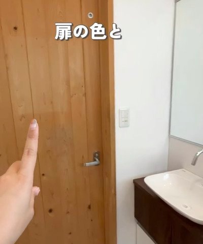 「雰囲気ガラリ！」ダイソーの〈プラダンボール＆リメイクシート〉で→トイレの棚の色を〈焦げ茶からナチュラルへ〉大胆チェンジ