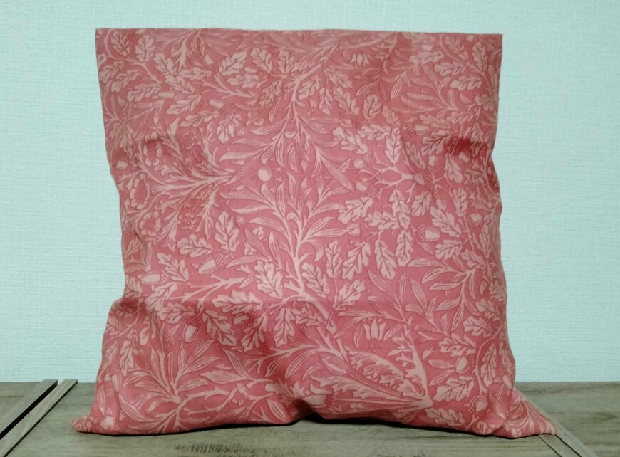 筆者撮影（セリア、クッションカバー ウィリアム・モリス）