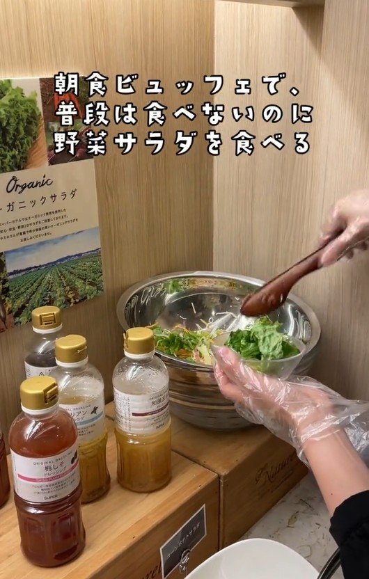 出所：@superhotel_official「スーパーホテルがお届けするホテルあるある朝食ver.」