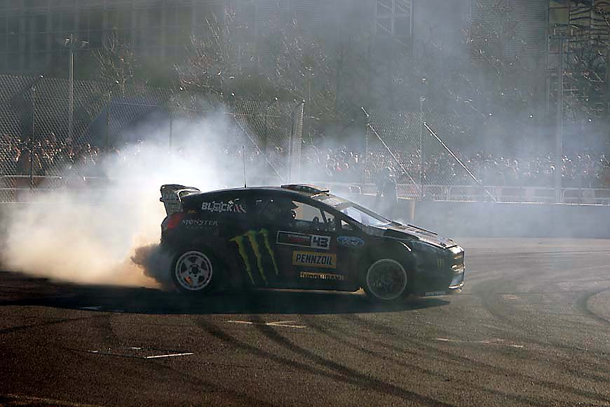 一般客の同乗走行もあった試走会では、タイヤスモークで視界ゼロの状況に