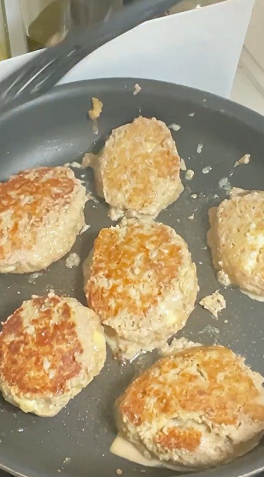 【25分で完成】よく食べる同棲中の彼のために作った「チーズインカレーハンバーグ弁当」がボリュームたっぷりで話題