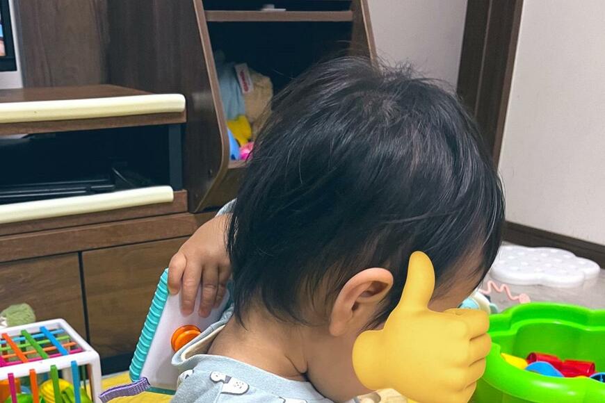 1歳児が「あのポーズ」見よう見まねで挑戦！？……「まさにこれ！」ちょっと違う姿が可愛すぎて反響続々