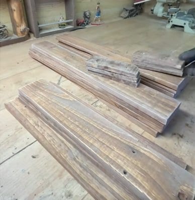 「素晴らしい」使わなくなった〈パレット木材〉→カップやグラスが映える温かみのある「カフェ風ディスプレイ棚」に大変身！