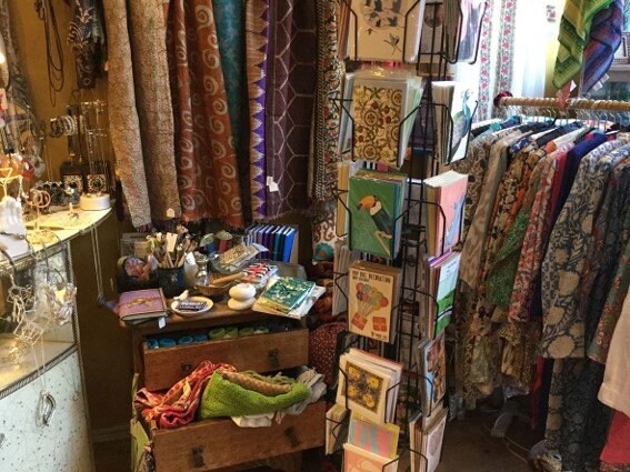 英国・ロンドンにあるショップで販売されているオリジナル・カード。（画像提供：Narumi Otobe©）