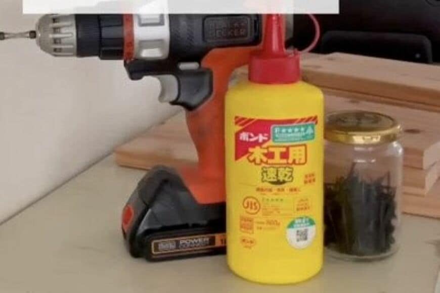 【簡単DIY】たったの15分でできる「杉材」を使って…　シンプルでスタイリッシュな「コの字ラック」をDIY