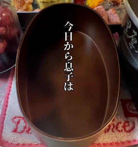 元料理人の父が息子に作る【隠れハンバーグ弁当】おかず盛り盛りの下にまさかの一品！サプライズが話題