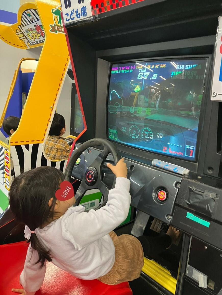 ゲームをする4歳児