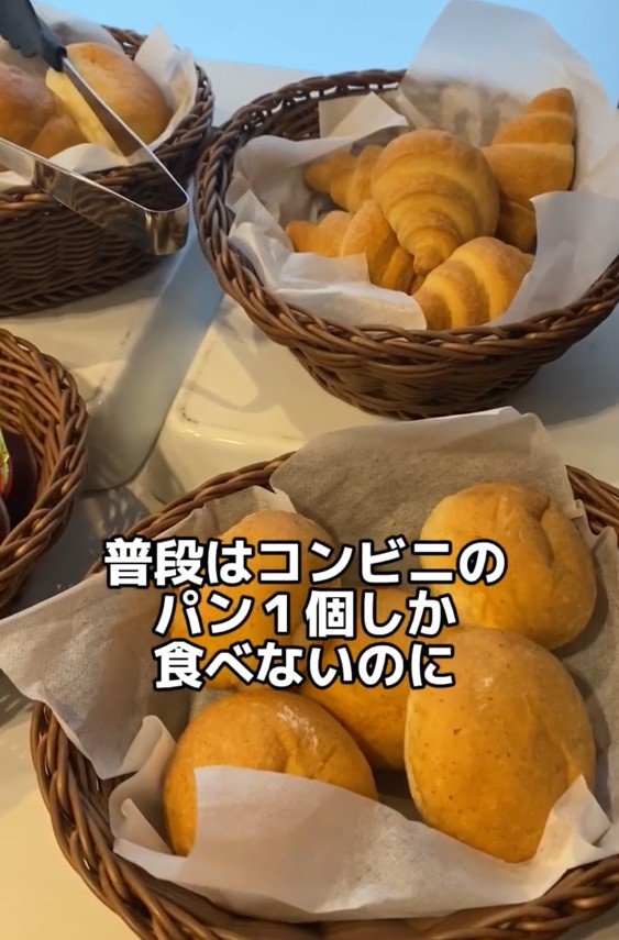 朝食ビュッフェのパン