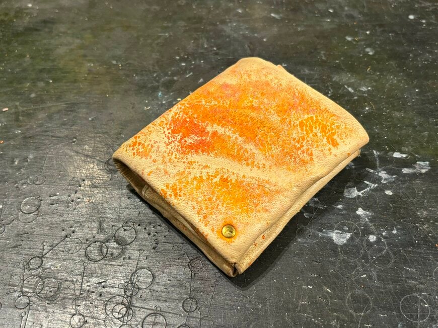 形を整えた修復中の革財布