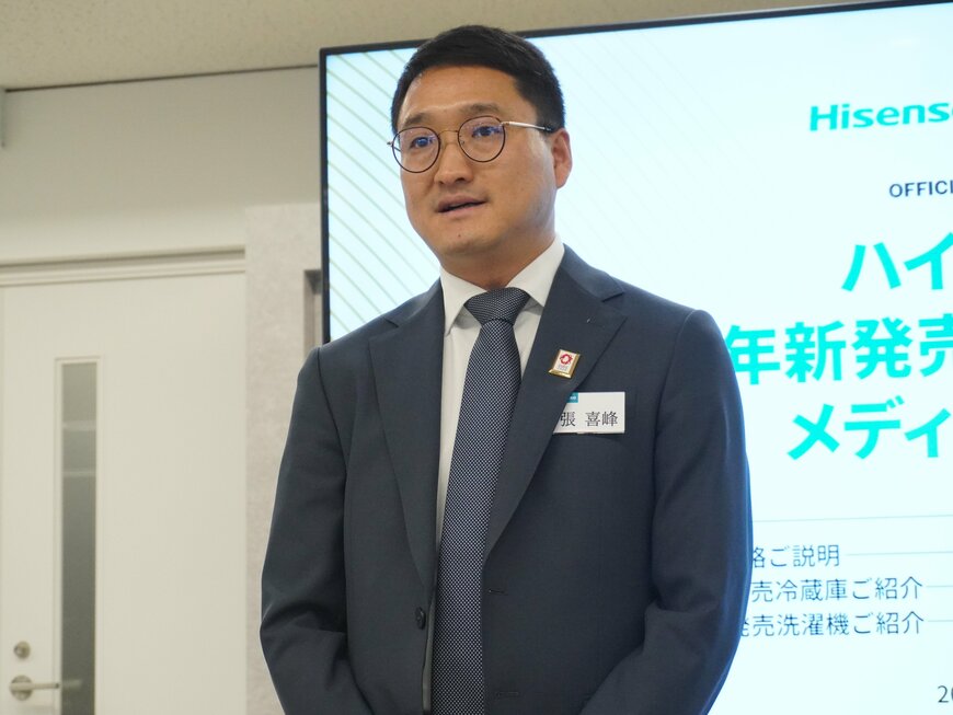 スピーチする男性の写真