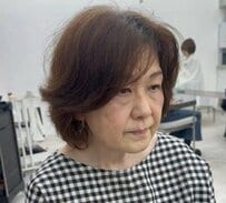 「爆発する髪」に悩む女性　プロの手で「パーマ風ヘア」に変身した姿が話題