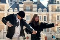 【16歳差夫婦】モデル49歳妻ミニスカで33歳夫と全力ダンス！「素敵な夫婦」「歳の差なし」「お似合い」の声