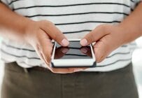 「フリック入力」をマスターした3歳息子　仕事中のパパとのやり取りに「天才やん」