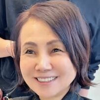 「顔が大きいから小顔に見せたい」国際コンテストのディレクターを務める66歳マダムがショートで大胆イメチェン！「カッコいい」「若く見えてきれい」と大反響