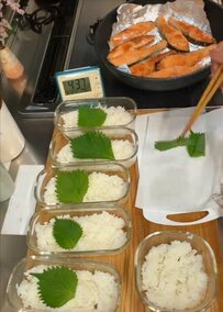 「最高ですね」働く主婦が朝4時台からキッチンで……6人分の「鮭タルタル弁当」づくり！豪華すぎる仕上がりが話題