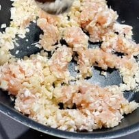 鶏そぼろを「えのき」でかさ増し！妻が愛情込めて作る【かさ増しおかずの旦那弁当】実家の野菜も彩りよく詰めたお弁当が美味しそう！