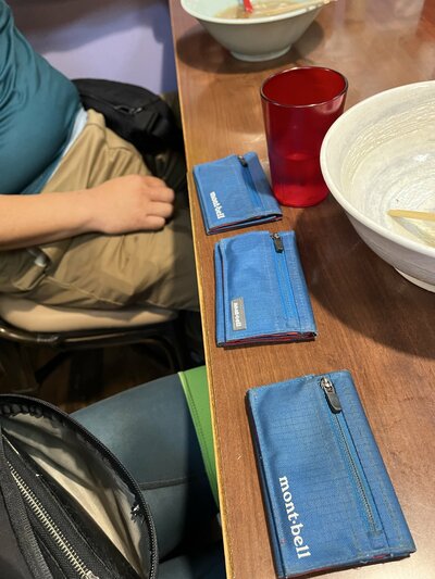 テーブルの上に並ぶ財布