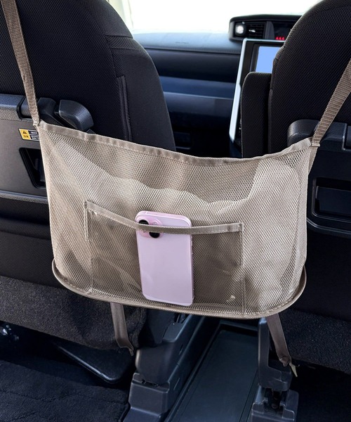 車内のスキマを有効活用して収納スペースができる