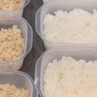 【妻が夫に作る1週間分の冷凍弁当】おかずを全部ご飯にのっけた「鮭弁当」が「効率的かつ、美味しそう」と話題