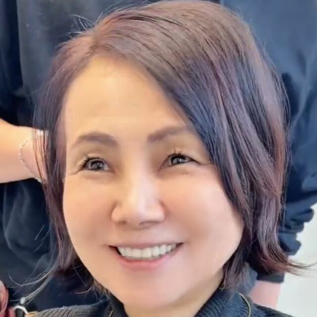 「顔が大きいから小顔に見せたい」国際コンテストのディレクターを務める66歳マダムがショートで大胆イメチェン！「カッコいい」「若く見えてきれい」と大反響