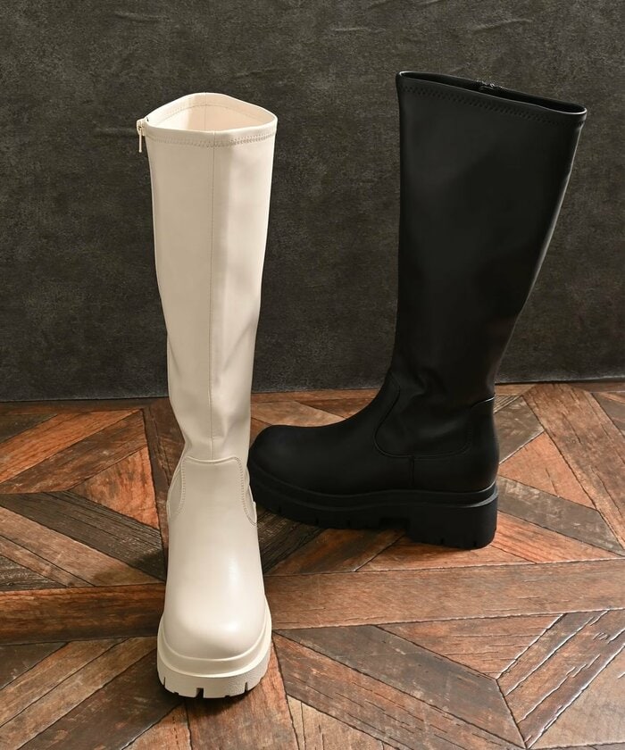 内側にファスナーが付いているので脱ぎ履きも簡単