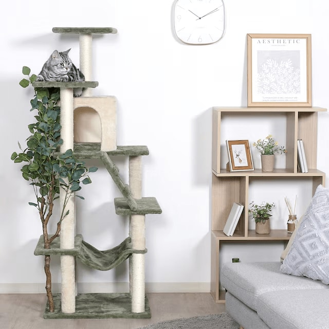 ユーカリのフェイクグリーンがおしゃれなキャットタワー