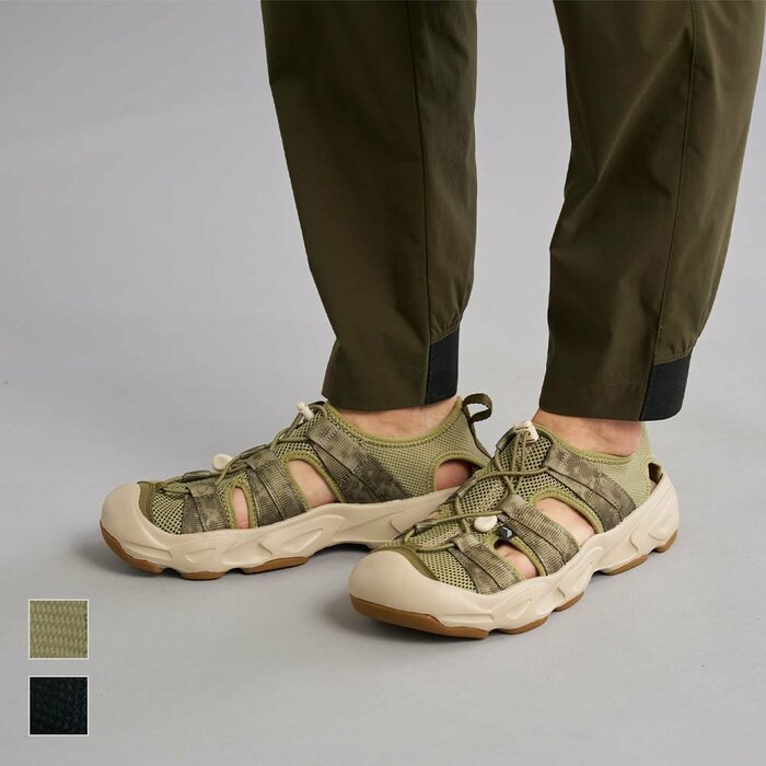 「ブラック」と、アウトドアコーデに馴染む「セージグリーン」の2色