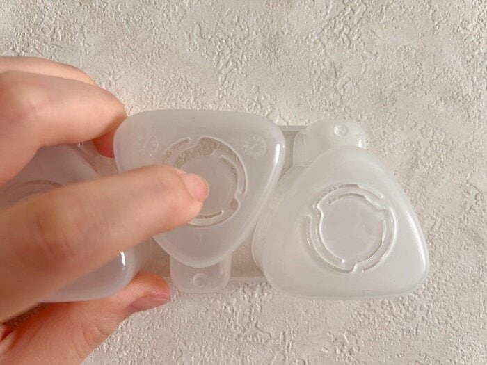 容器の裏には、おにぎりが取り出しやすい仕掛けが。