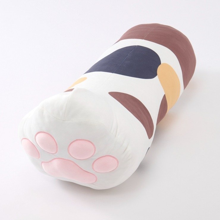 出所：しまむら 公式オンラインストア 抱き枕（猫の足・三毛猫）