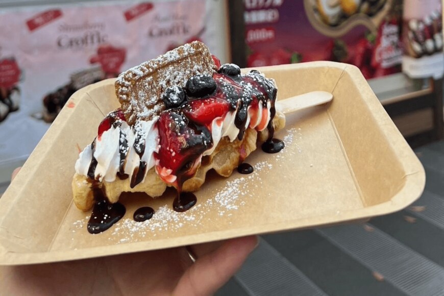                   いちごと生クリームたっぷりのクロッフル（出所：たまアリ△タウンクリスマスマーケット実行委員会）